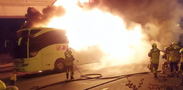 Ankara'da seyir halindeki yolcu otobüsü yandı